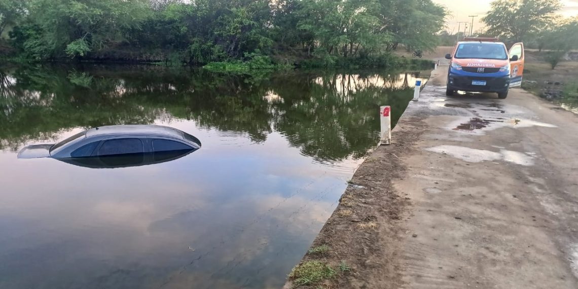 Motorista é socorrido após perder controle do carro e cair dentro de barragem