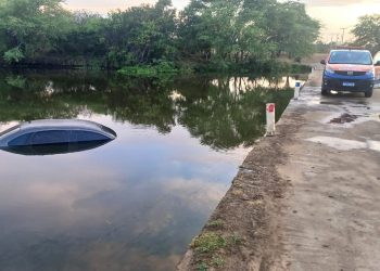 Motorista é socorrido após perder controle do carro e cair dentro de barragem
