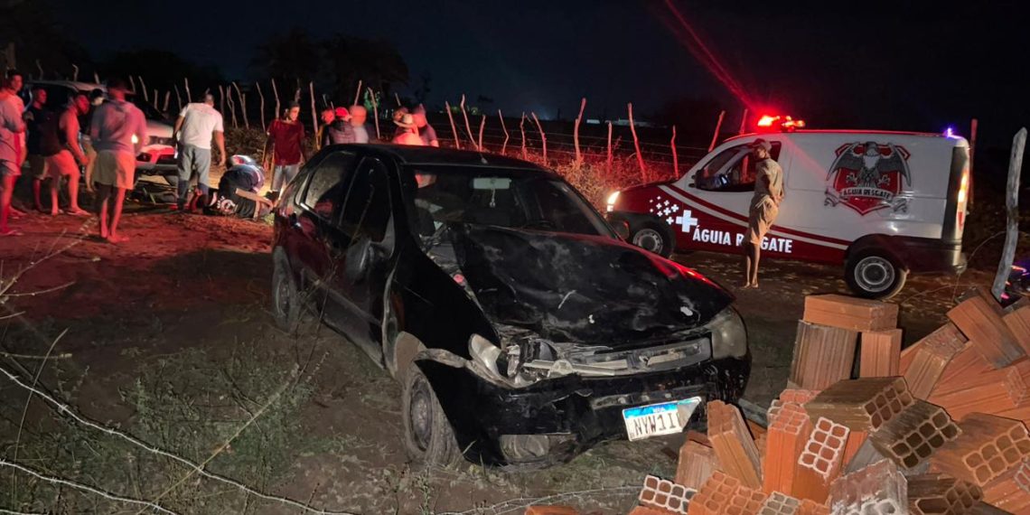 Carro atropela cavalo e deixa dois jovens feridos na zona rural de Coité; animal também se feriu