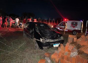 Carro atropela cavalo e deixa dois jovens feridos na zona rural de Coité; animal também se feriu
