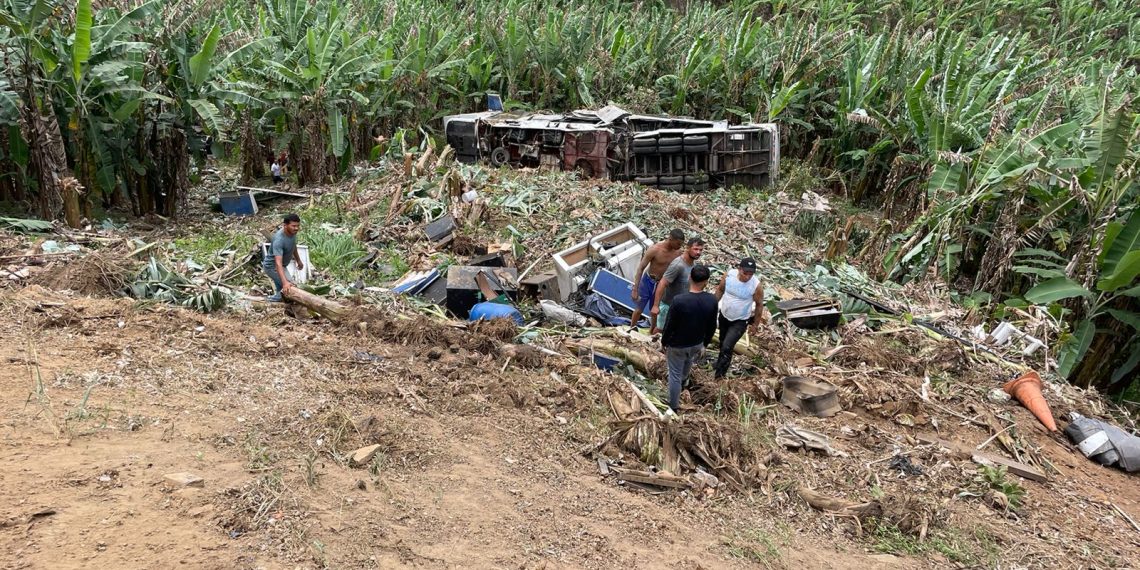 PE – Trio elétrico capota e deixa três pessoas mortas e seis feridas