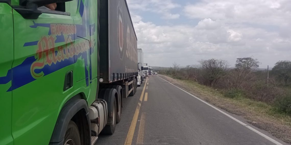 Caminhão bate no fundo de outro na BR 116 enquanto DNIT realiza serviço tapa buraco entre Serrinha e Santa Bárbara