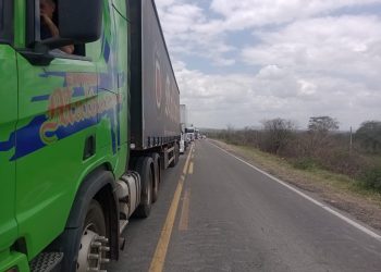 Caminhão bate no fundo de outro na BR 116 enquanto DNIT realiza serviço tapa buraco entre Serrinha e Santa Bárbara