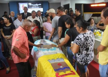 Ao som dos motores de motos e música que embalou a campanha de vereador, corpo de Ariel da Martins é sepultado em Queimadas