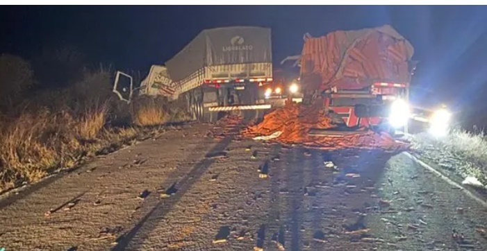 Caminhão quebrado e sem sinalização na BA-152 provoca acidente e duas pessoas morrem