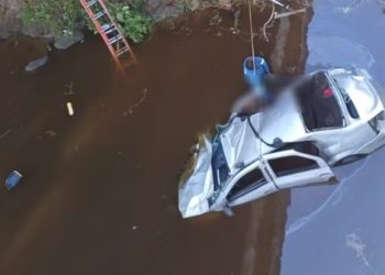 Quatro pessoas morrem e uma fica ferida após carro cair de ponte na BR 116 e ficar submerso