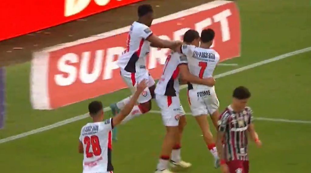 Com gols nos acréscimos de cada tempo, Vitória bate o Fluminense no Barradão e segue firme contra o rebaixamento