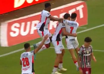 Com gols nos acréscimos de cada tempo, Vitória bate o Fluminense no Barradão e segue firme contra o rebaixamento
