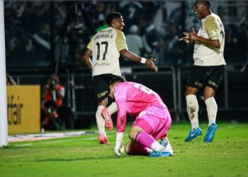 Bahia sofre apagão, leva 3 gols do Vasco no primeiro tempo e por pouco não consegue o empate no segundo