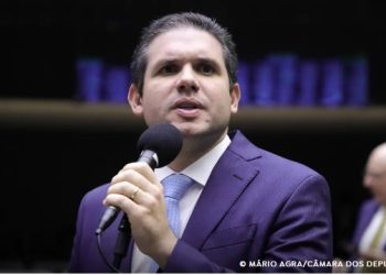 Lira anuncia Hugo Motta como candidato à presidência da Câmara