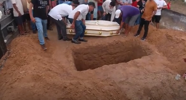 Comoção e dor marcaram os sepultamentos dos corpos dos quatro estudantes em Heliópolis. Veja o que sabe até agora