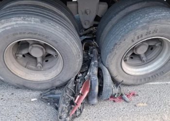 Motociclista se salva após moto ser destruída por carreta: “Foi livramento de Deus”
