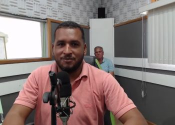 Prefeito de Jacobina chega atrasado em seção e fica sem votar