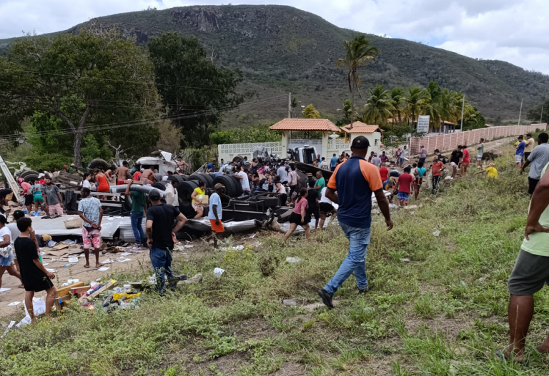 Colisão envolvendo carreta e carro de passeio deixa dois mortos na BR 116 Sul