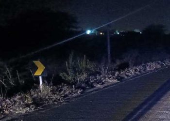 Jovem morre após moto colidir em animal solto na pista; outras duas pessoas ficaram feridas na sequência