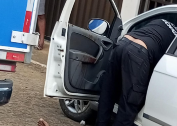 Suplente de vereador é morto a tiros dentro de carro e mulher baleada