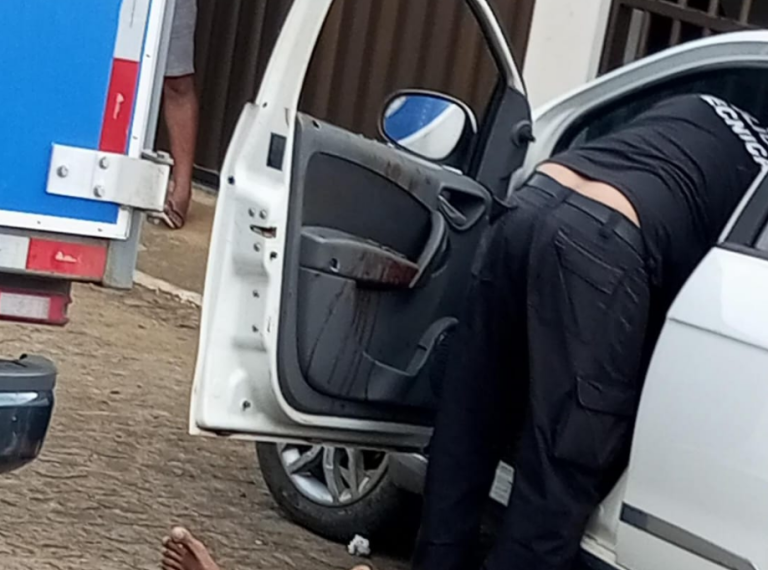 Suplente de vereador é morto a tiros dentro de carro e mulher baleada