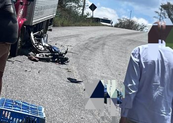 Homem morre após colidir motocicleta com caminhão