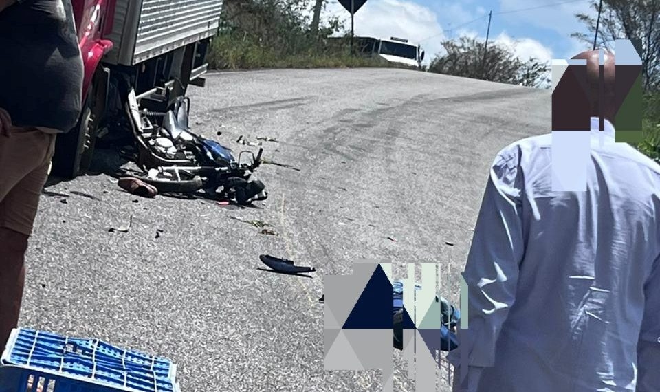 Homem morre após colidir motocicleta com caminhão