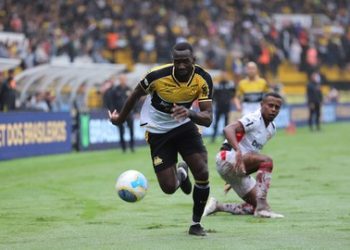 Vitória aproveita Criciúma com um jogador a menos e vence mais um confronto direto contra o rebaixamento