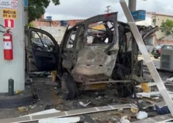 Carro fica destruído após explosão durante abastecimento de GNV em Camaçari