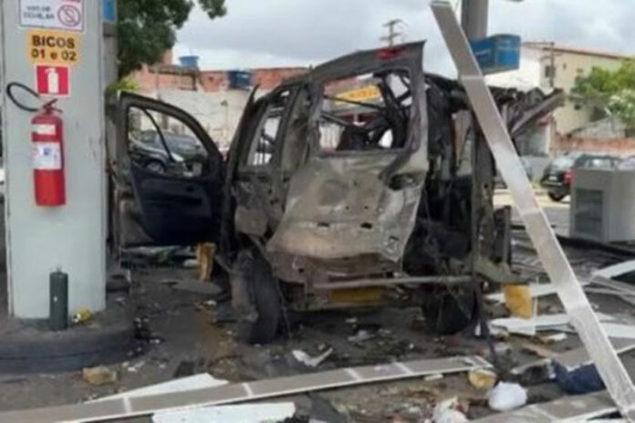 Carro fica destruído após explosão durante abastecimento de GNV em Camaçari