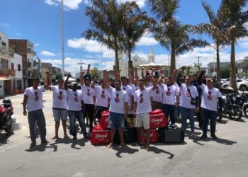 Familiares e amigos de entregador de delivery morto ao colidir com carro realizam manifestação e imploram que justiça encontre autor