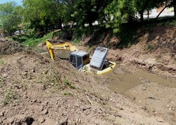 Complicou! Retroescavadeira quase desaparece em lama enquanto trabalhava em limpeza de canal