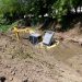 Complicou! Retroescavadeira quase desaparece em lama enquanto trabalhava em limpeza de canal