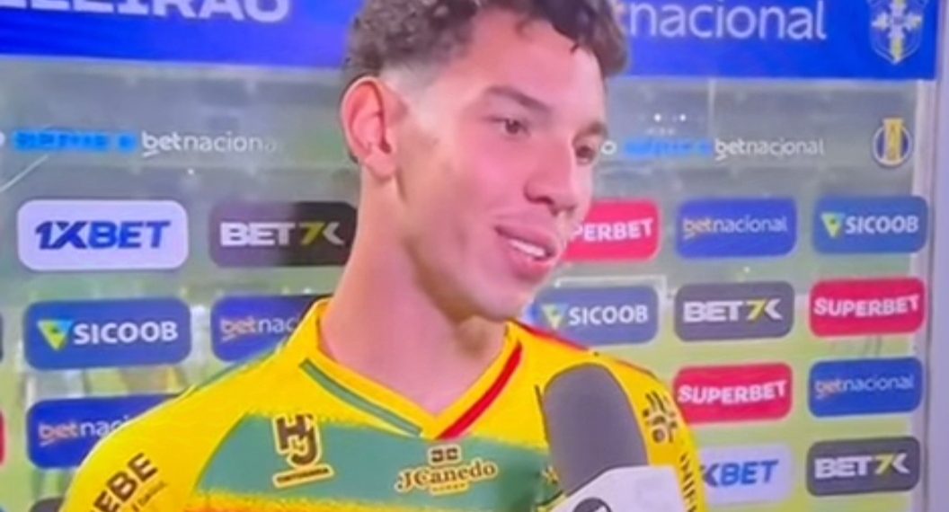 Lucas, filho de Wallace Reis, fez a estreia no time profissional do Brusque contra o América Mineiro