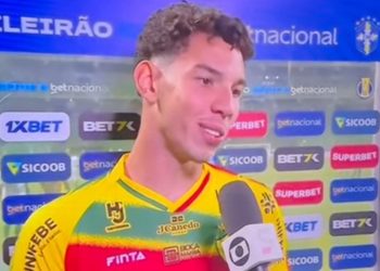 Lucas, filho de Wallace Reis, fez a estreia no time profissional do Brusque contra o América Mineiro