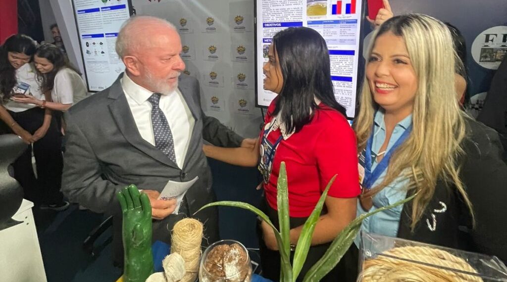 Estudante de Araci apresenta projeto de luvas de bioplástico de sisal ao presidente Lula