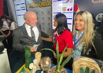 Estudante de Araci apresenta projeto de luvas de bioplástico de sisal ao presidente Lula