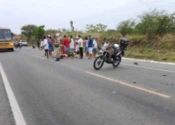 Duas pessoas que viajavam de moto ficam gravemente feridos ao colidir no fundo de carro na BA 052