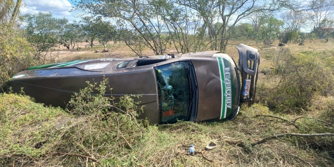 Carro de funerária tomba depois de sair da pista na BR 324. Veículo tinha ido Levar corpo de caminhoneiro em Jacobina (atualizada)