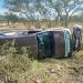 Carro de funerária tomba depois de sair da pista na BR 324. Veículo tinha ido Levar corpo de caminhoneiro em Jacobina (atualizada)