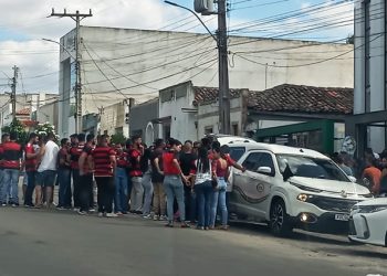 Amigos vestem camisa do Flamengo para o adeus a Breno Mendonça