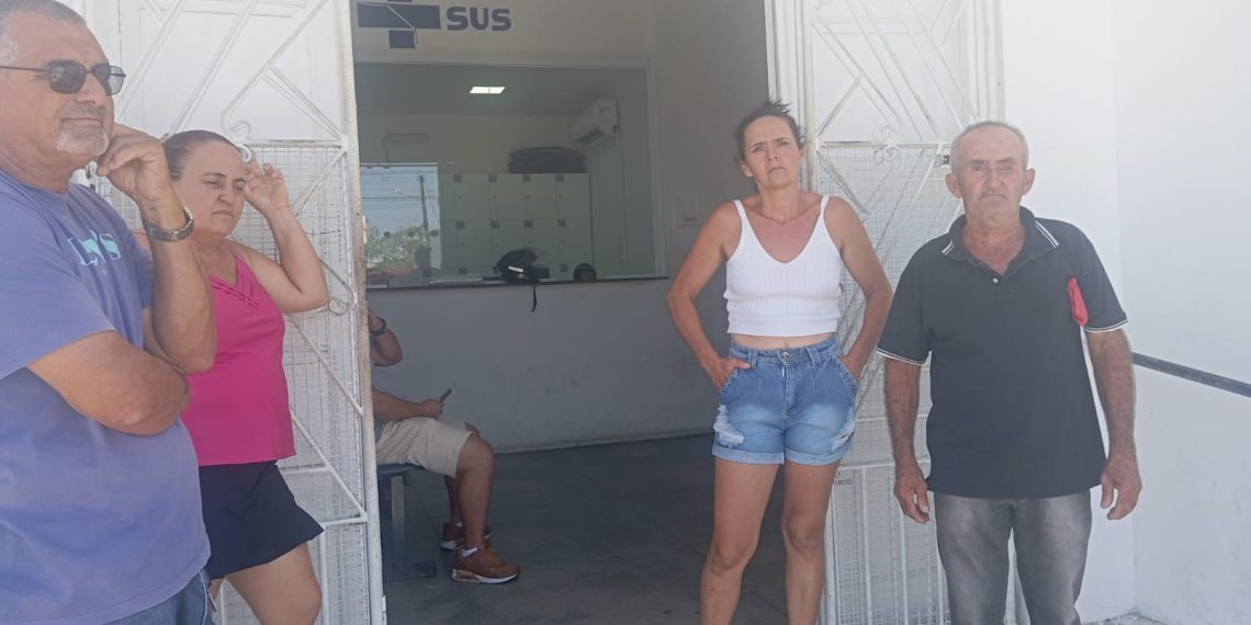 Homem é levado para hospital em viatura depois de passar mal e tem morte constatada pelo médico supostamente por overdose; diz PM. Familiares contestam versão