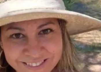 Mulher morre após colidir motocicleta com carro de funerária