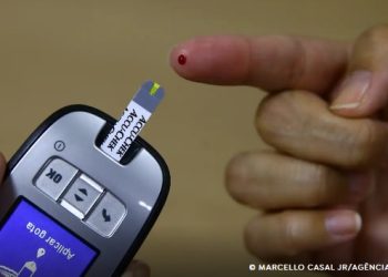 Médico alerta para o risco de pé diabético em pacientes
