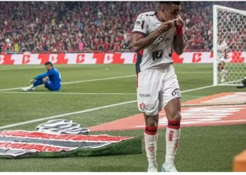 Vitória vence o Athletico de virada fora de casa e respira na luta contra o Z4