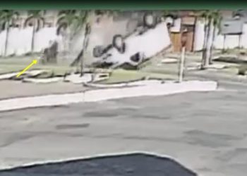 Vídeo: caminhonete da Coelba capota no contorno de Retirolândia e por pouco não atinge uma motocicleta com dois ocupantes