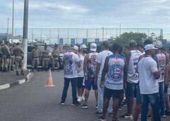 Treino do Bahia é marcado por protesto da torcida Bamor no CT Evaristo de Macedo