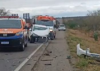 Motorista de carro de passeio fica gravemente ferido após colidir com caminhão na BR 324