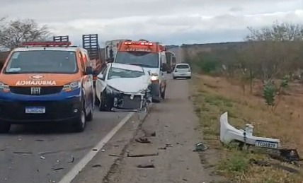 Motorista de carro de passeio fica gravemente ferido após colidir com caminhão na BR 324