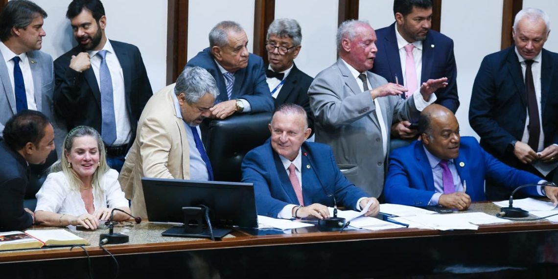 ALBA aprova orçamento estadual em 1º turno e diversos Projetos de Lei