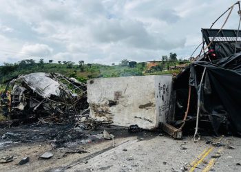 MG – 22 mortos e 13 feridos em colisão entre ônibus, carreta na BR 116
