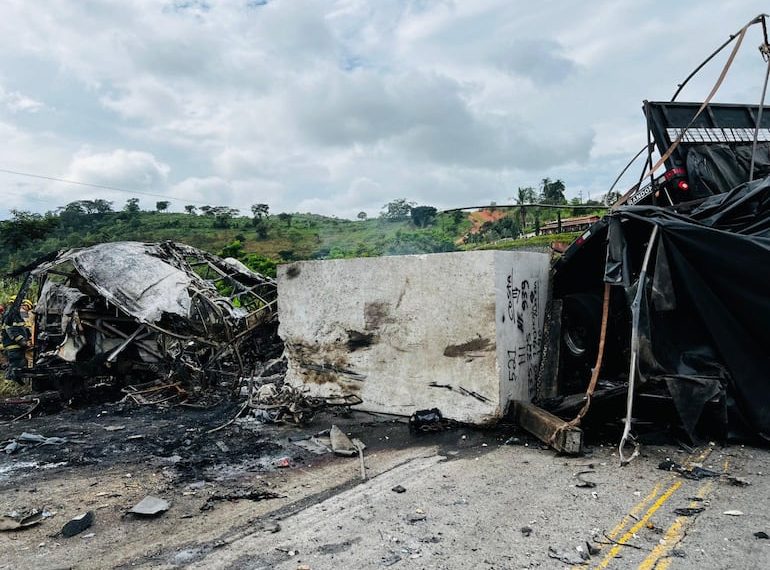 MG – 22 mortos e 13 feridos em colisão entre ônibus, carreta na BR 116