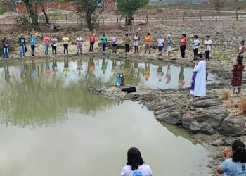 Fiéis caminham em oração por chuva na cidade de Santaluz