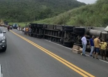 Motorista morre após pular de carreta durante acidente na BR 101. Ele era morador de Tucano